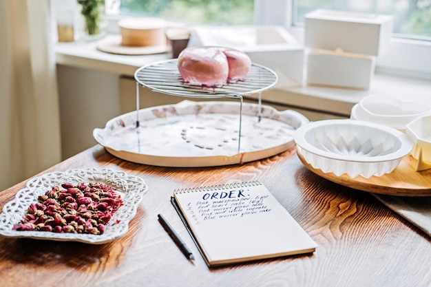 Stół z planami posiłków